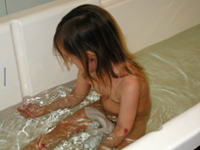 barn i badekar